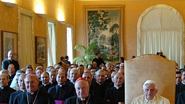 Foto de archivo publicada por el periódico 'El Observatorio Romano' muestra al papa Benedicto XVI (cen.) presidiendo una reunión con el secretario de Estado del Vaticano, el cardenal Angelo Sodano (izq.), en rojo.