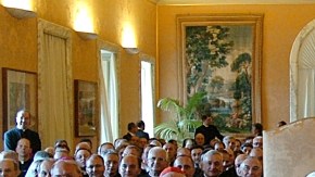 Foto de archivo publicada por el periódico 'El Observatorio Romano' muestra al papa Benedicto XVI (cen.) presidiendo una reunión con el secretario de Estado del Vaticano, el cardenal Angelo Sodano (izq.), en rojo.