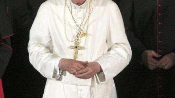 Fotografía de archivo tomada en León (México) del papa Benedicto XVI, con un sombrero típico mexicano y un semblante risueño.