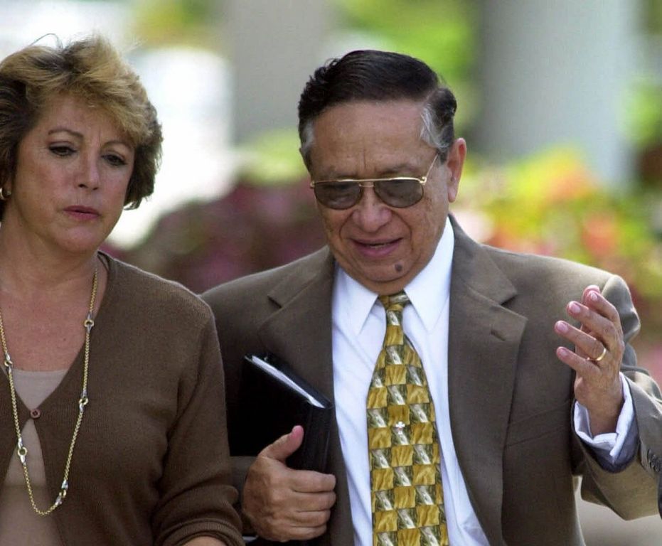 El exmilitar José Guillermo García en una foto del 2000 junto a una persona no identificada, que era parte de su equipo de defensa.