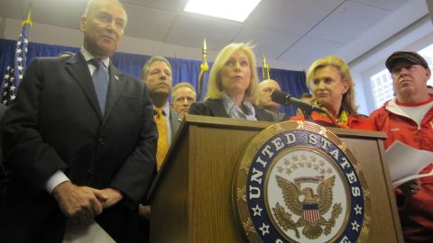 En el orden acostumbrado, el senador  Schumer, el presidente de la Asociación Patrolmen Benevolent, Pat Lynch;  la senadora Gillibrand en el podio, la congresista Maloney y John Feal, presidente de la Fundación FealGood.