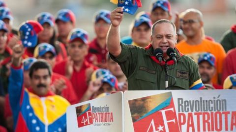 El presidente del Congreso Nacional venezolano, Diosdado Cabello (d), habla junto al vicepresidente de Venezuela, Nicolas Maduro (i), en una marcha en Caracas.