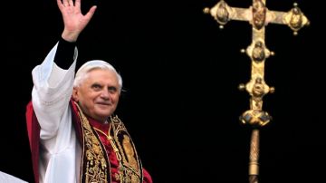 El papa Benedicto XVI saluda a sus fieles desde el balcón de la basílica de San Pedro.