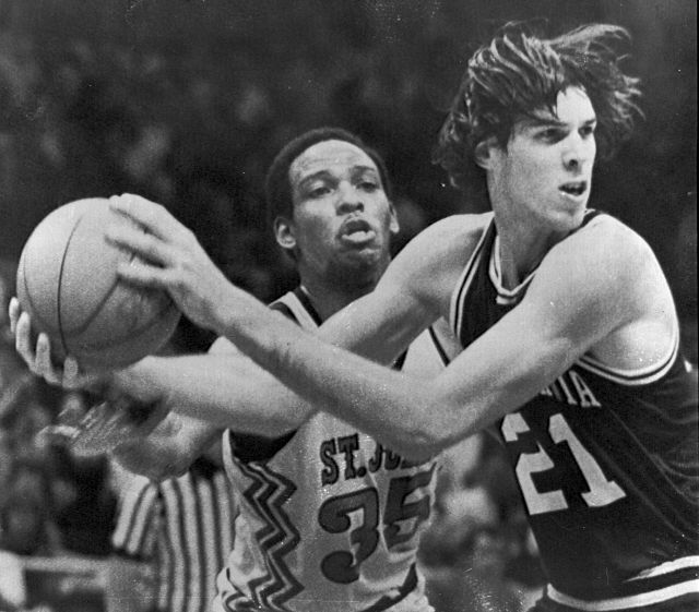 Matthew White (drcha) fue la estrella del equipo de baloncesto de la Universidad de Pensilvania entre 1976 y 1979.