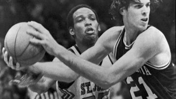 Matthew White (drcha) fue la estrella del equipo de baloncesto de la Universidad de Pensilvania entre 1976 y 1979.