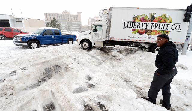 Conductores intentan salir de la acumulación de nieve en una zona de Kansas City.