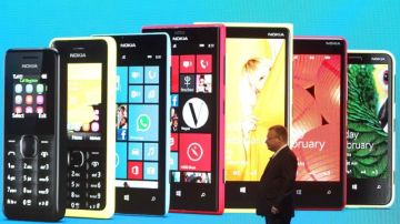 El presidente ejecutivo de Nokia, Stephen Elop, durante la presentación  en el Mobile World Congress del Nokia 105 y el Nokia 301, dos de los cuatros modelos que debutaron hoy.