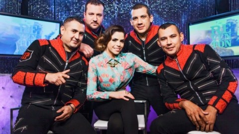Yarel Ramos, presentadora de 'Reventón', con Los Buitres de Culiacan Sinaloa.
