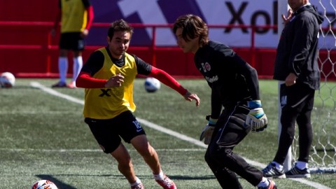 Cirilo Saucedo intenta atajar un balón, mientras lo observa Mohamed. Hoy se miden a San José en el Caliente.