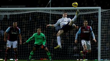 Gareth Bale, autor de dos goles en la victoria de Tottenham, intenta esta 'chilena'  en la portería de  West Ham,  ayer en Upton Park  en Londres.