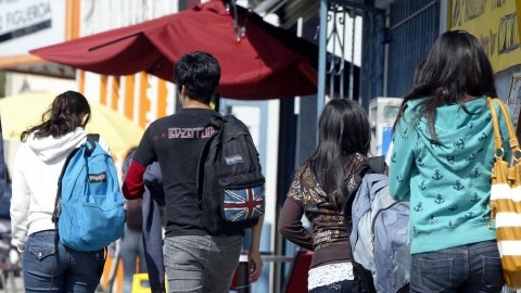 Existe la percepción de que si hay más alumnos graduados, tal vez se pueda revertir el problema presupuestario.