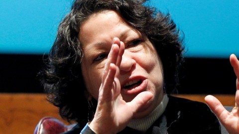 La jueza Sotomayor dijo que se tocó una profunda y triste vena de prejuicio racial que ha recorrido la historia de justicia criminal.