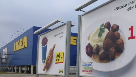 Un cartel publicita el plato de albóndigas ofrecido por la cadena sueca de muebles IKEA en el aparcamiento del establecimiento que la firma tiene en Malmo (Suecia). Ayer, se suspendió las ventas de ese producto.