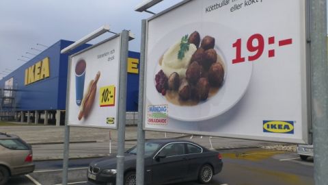 Un cartel publicita el plato de albóndigas ofrecido por la cadena sueca de muebles IKEA en el aparcamiento del establecimiento que la firma tiene en Malmo (Suecia). Ayer, se suspendió las ventas de ese producto.