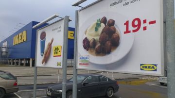 Un cartel publicita el plato de albóndigas ofrecido por la cadena sueca de muebles IKEA en el aparcamiento del establecimiento que la firma tiene en Malmo (Suecia). Ayer, se suspendió las ventas de ese producto.