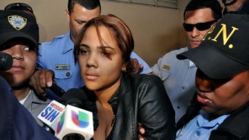 La cantante dominicana Martha Heredia (c), ganadora en 2009 del "reality show" Latin American Idol, es llevada  al Palacio de Justicia de Santiago (República Dominicana) para ser acusada de narcotráfico y otros delitos.