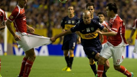 El delantero uruguayo Santiago Silva quien jala el pantalón del defensa Diego Novaretti, del Toluca de méxico, no fue convocado para el partido de mañana frente al Barcelona en el estadio Monumental de la ciudad de Guayaquil.