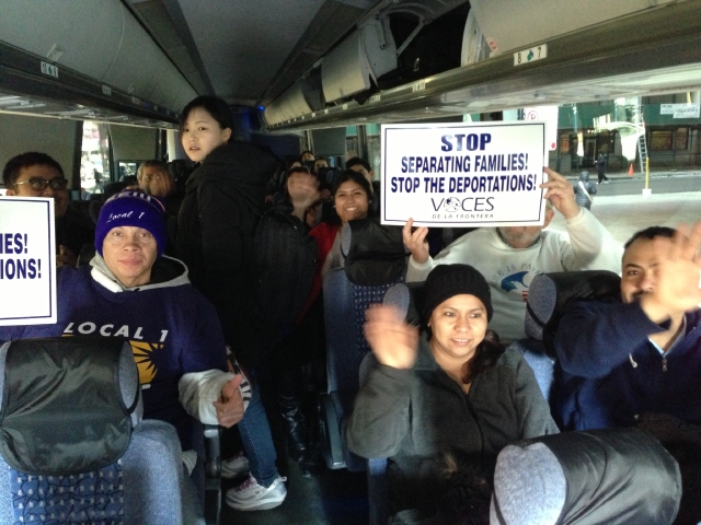 Participantes en el tour 'Manteniendo a las Familias Unidas' iniciaron ayer su viaje hacia Washington, desde Chicago.