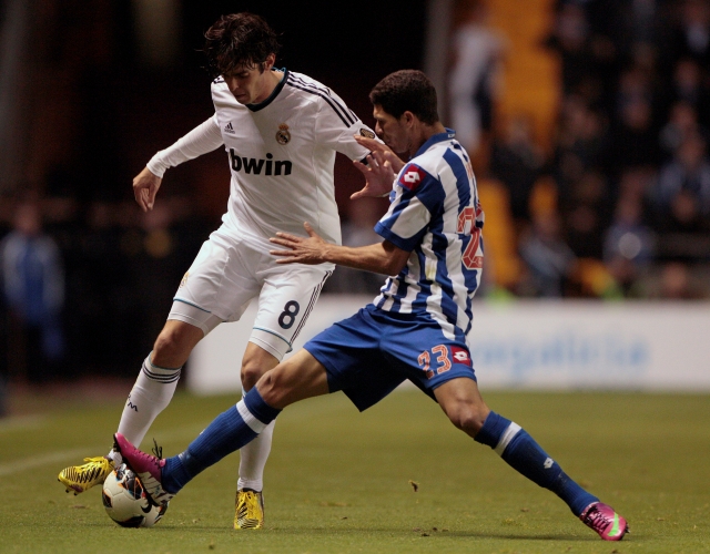 Kaká, quien disputa el balón con Claudiano Bezerra del 'Depor', está mejorando su nivel futbolístico.