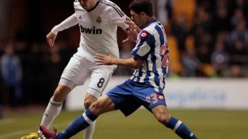 Kaká, quien disputa el balón con Claudiano Bezerra del 'Depor', está mejorando su nivel futbolístico.
