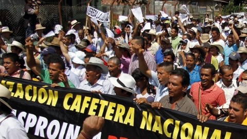 Campesinos participan en una protesta, en Quinchia, departamento de Risaralda.