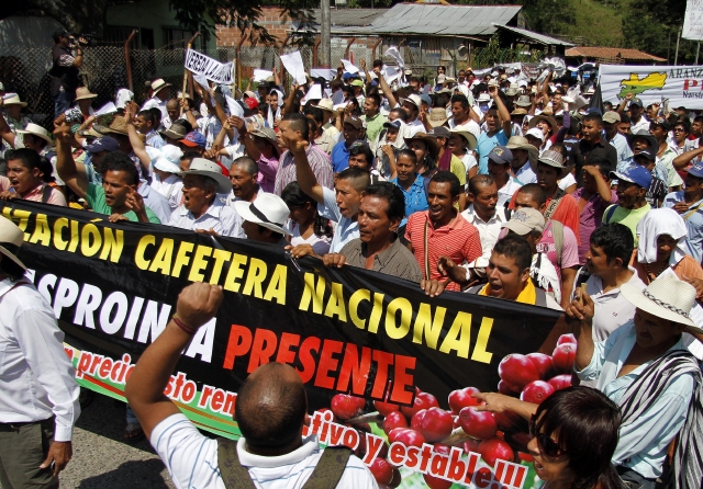 Campesinos participan en una protesta, en Quinchia, departamento de Risaralda.