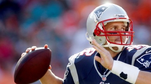 El  quarterback Tom Brady  tiene garantizado seguir con los Patriots al menos hasta el 2017.