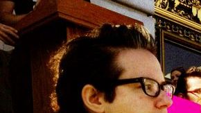 Reunidos en las escalinatas del ayuntamiento de SanFrancisco, la comunidad lésbico-gay impulsa el renombramiento del aeropuerto de la ciudad.