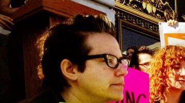 Reunidos en las escalinatas del ayuntamiento de SanFrancisco, la comunidad lésbico-gay impulsa el renombramiento del aeropuerto de la ciudad.