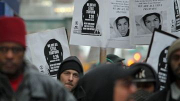 Decenas de neoyorquinos se vistieron con capuchas y se congregaron este martes en Union Square para recordar a Trayvon Martin a un año de su muerte y pedir justicia.