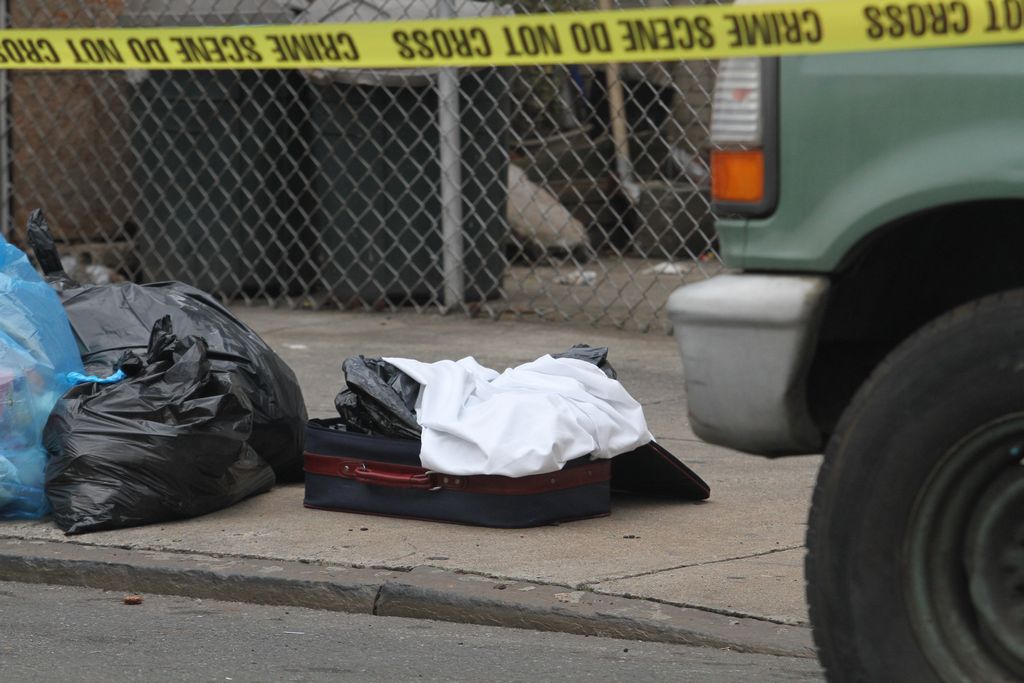 Dentro de esta maleta abandonada en El Bronx fueron colocadas partes del cuerpo humano de una dama.