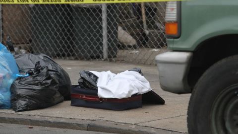 Dentro de esta maleta abandonada en El Bronx fueron colocadas partes del cuerpo humano de una dama.
