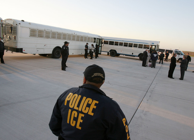 Aunque ICE no congeló deportaciones, sí autorizó la salida de personas desde los centros de detención.