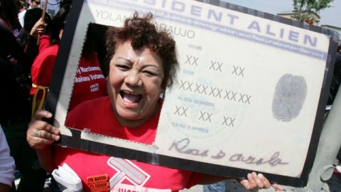 Activistas aseguran que el uso de los papeles falsos para encontrar trabajo es una de las pocas vías a través de las cuales inmigrantes en situación irregular pueden trabajar.