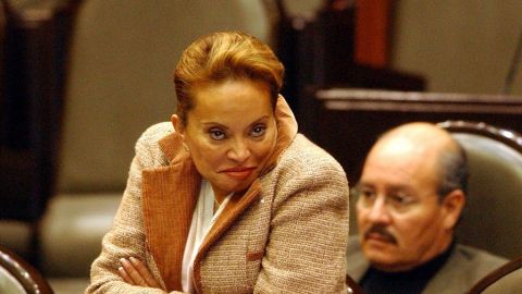 La líder sindical de educación en México, Elba Esther Gordillo es detenida por la PGR por desvío de recursos de los trabajadores a los que dice representar.