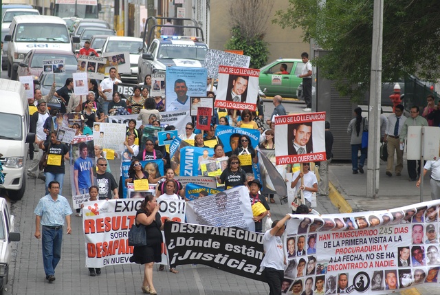 Durante el gobierno de Calderón familiares de los desaparecidos se han manifestado exigiendo al estado esclarecer los casos sus seres queridos.
