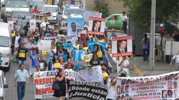Durante el gobierno de Calderón familiares de los desaparecidos se han manifestado exigiendo al estado esclarecer los casos sus seres queridos.