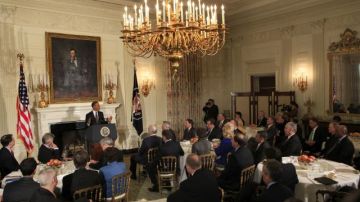 El presidente  Barack Obama pronuncia un discurso durante la reunión de la Asociación Nacional de Gobernadores en la Casa Blanca, el 25 de febrero del 2013. En el encuentro, Obama pidió al Congreso un "compromiso" para evitar drásticos recortes del gasto público.
