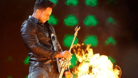 Fogoso, casi literalmente, Romeo Santos en el escenario.
