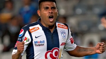Danuel Ludueña celebra una de sus dos anotaciónes sobre Atlante, ayer en el Estadio Hidalgo, en el encuentro  de la Copa MX.