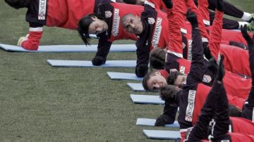 Jugadores del Atlético de Madrid, durante el entrenamiento  de ayer en el estadio Vicente Calderón de cara al duelo de hoy ante Sevilla.