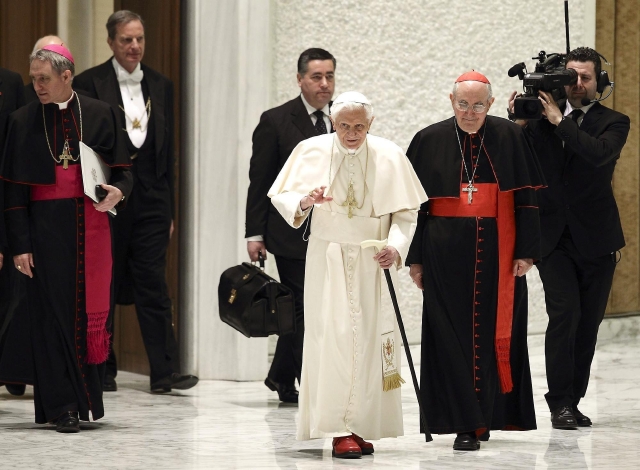 El Papa  Benedicto XVI vestirá con una sotana blanca simple a partir de este jueves