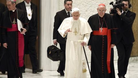 El Papa Benedicto XVI vestirá con una sotana blanca simple a partir de este jueves