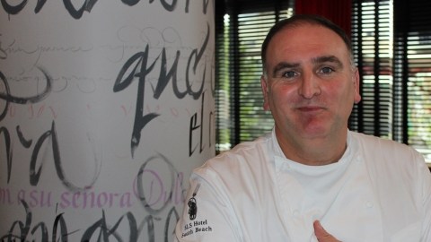 El cocinero español José Andrés ha inaugurado recientemente una coctelería en Washington.