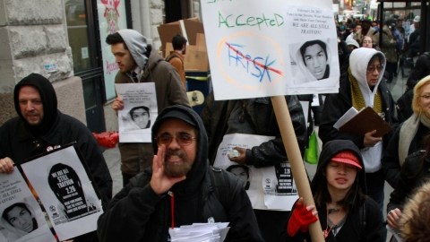 Manifestantes hicieron un llamado para llevar cubierta la cabeza durante la marcha realizada ayer en Union Square en favor de Trayvon Martin.