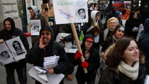 Manifestantes hicieron un llamado para llevar cubierta la cabeza durante la marcha realizada ayer en Union Square en favor de Trayvon Martin.