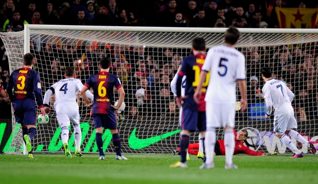 Cristiano Ronaldo (7) convierte de penal el primer gol  del Real Madrid frente a Barcelona en la semifinales de la Copa del Rey.
