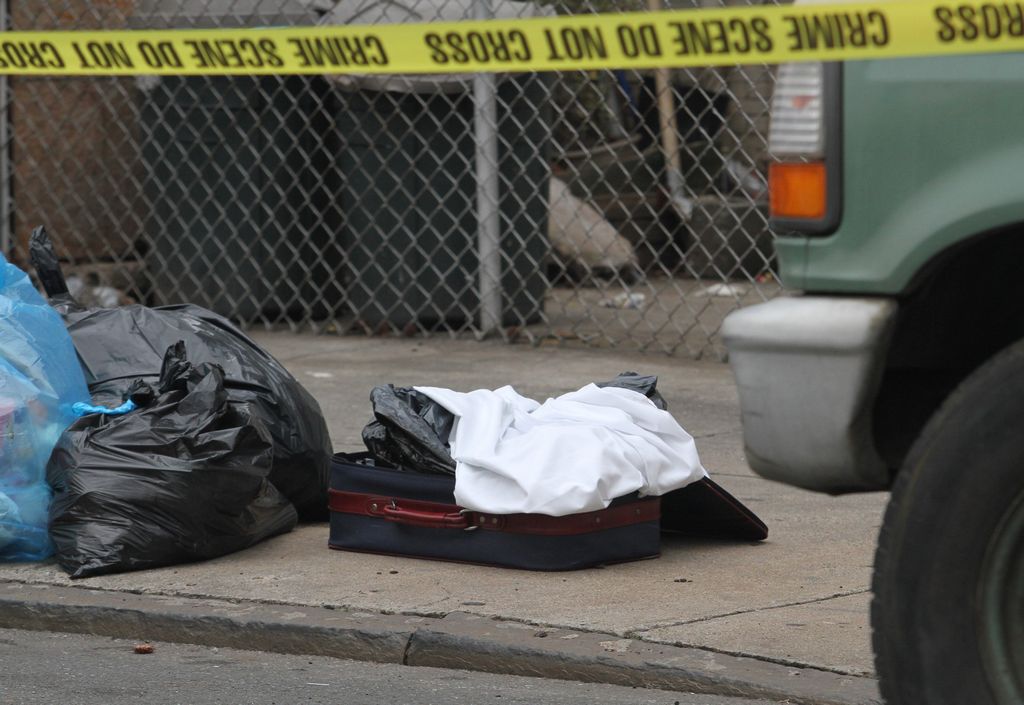 Una maleta con una de las bolsas plásticas que contenían parte del cuerpo descuartizado de Tanya Byrd.