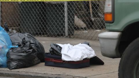 Una maleta con una de las bolsas plásticas que contenían parte del cuerpo descuartizado de Tanya Byrd.
