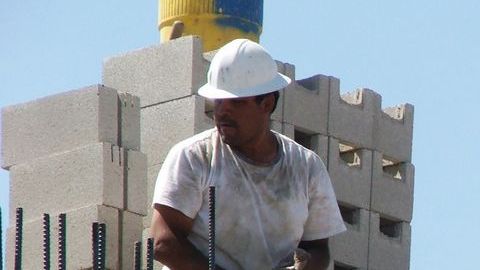 E-Verify es una parte clave de propuesta migratoria, pero expertos afirman que el sistema necesita cambios importantes.